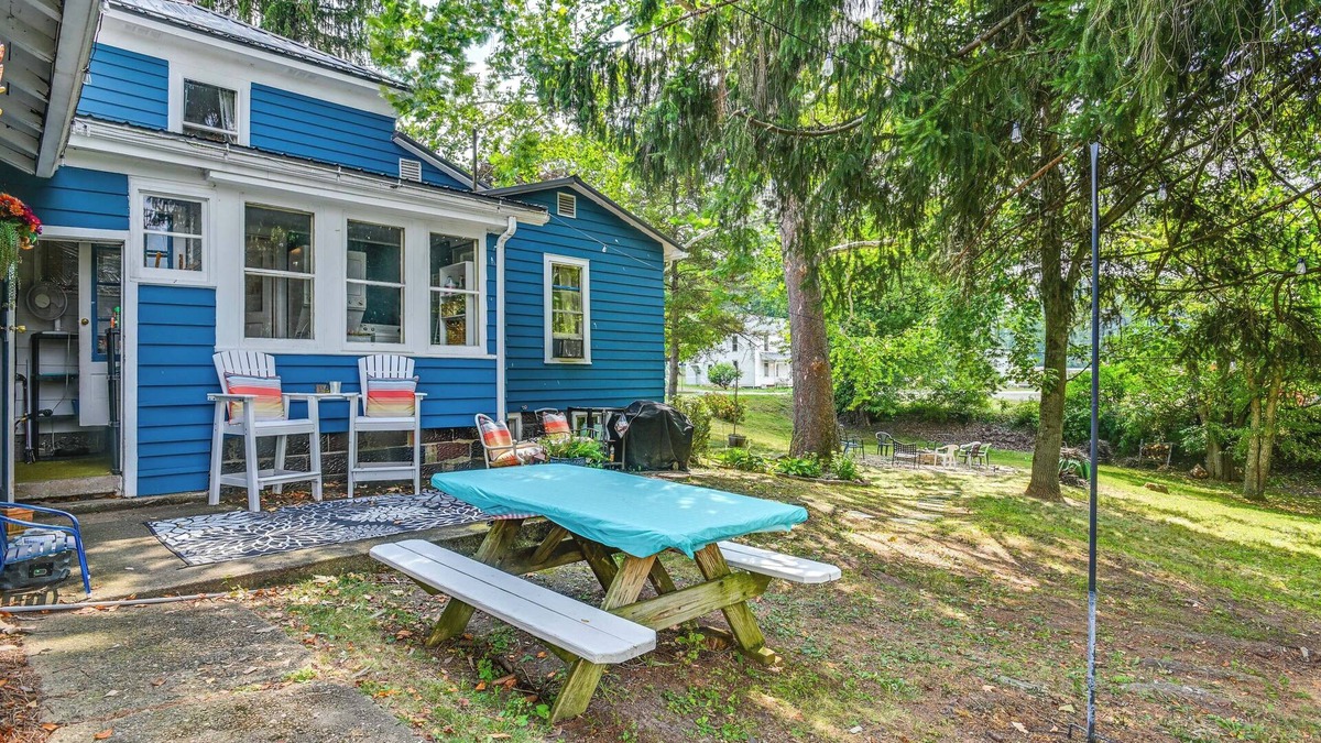 Sherrodsville House | Boat & Unwind! Charming Atwood Lake Farmhouse
