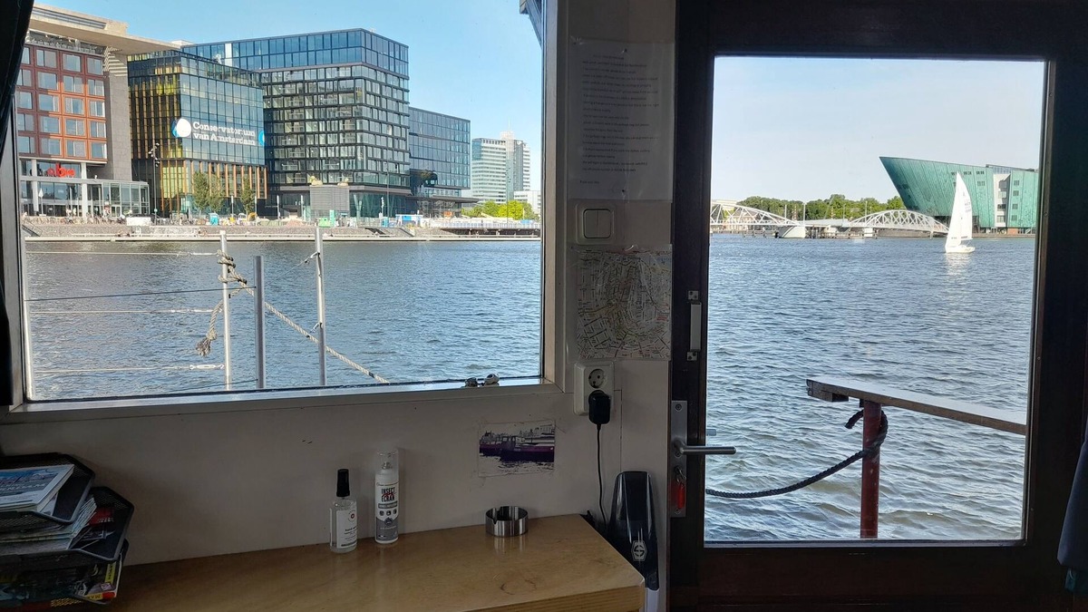 Burgwallen Nieuwe Zijde Boat Rental | Boat with a view in center of Amsterdam