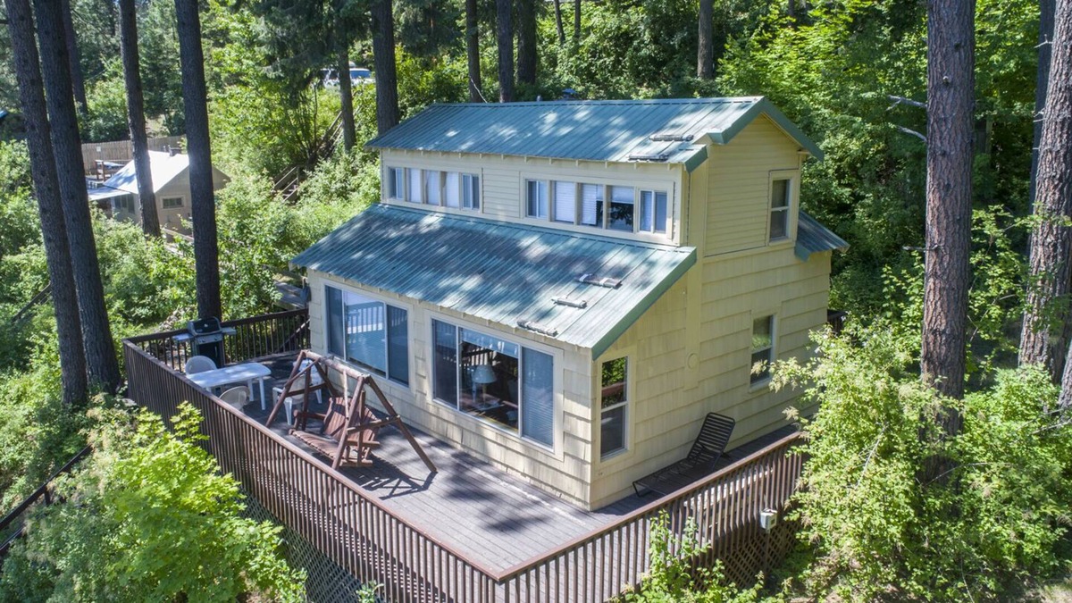 Hayden Lake Cabin | BOATDOCK W/2 SLIPS,WATER TRAMPOLINE, FLOATING ISLAND,SHUFFLEBOARD,GAMEROOM