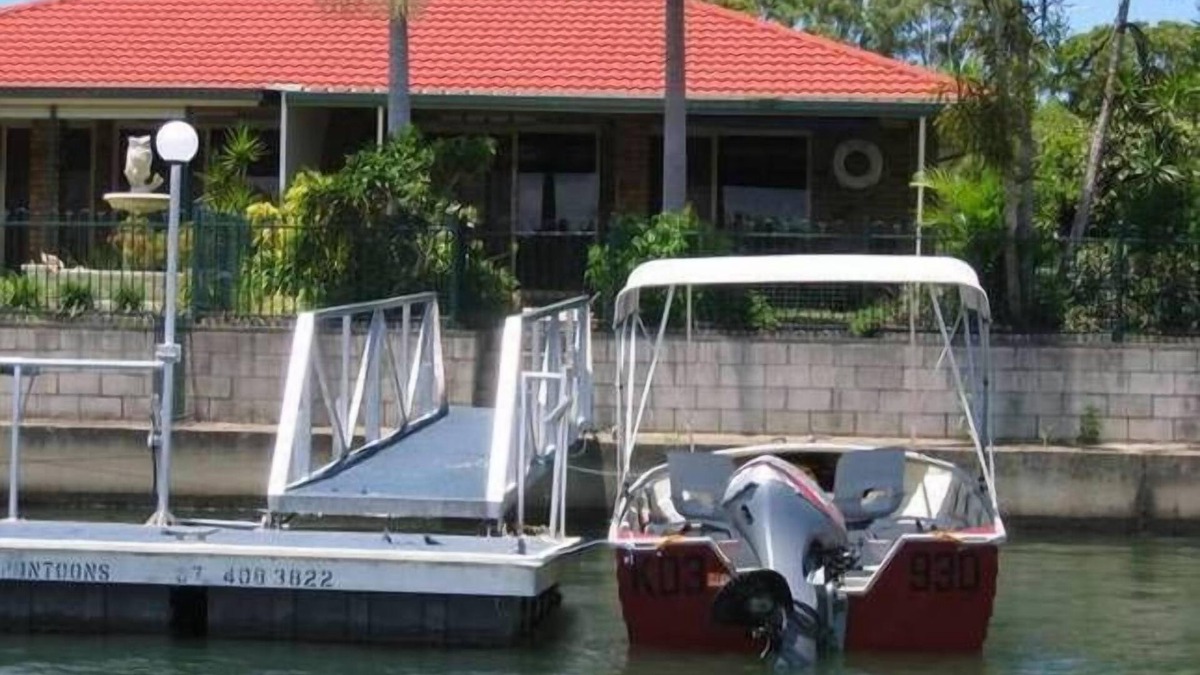 Banksia Beach House | BOATHOUND PACIFIC HARBOUR On The Canal and Pet Friendly