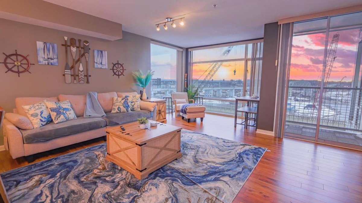 Ohio City Condo | Boathouse Suite - CLE Flats River - Free Parking - 24/7 Gym