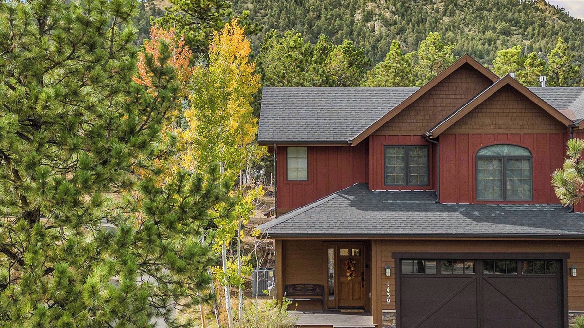 Estes Park House | Bobcat Bunkhouse in Estes Park-3 Bed Family Retreat with Wi-Fi A/C Games Hot Tub