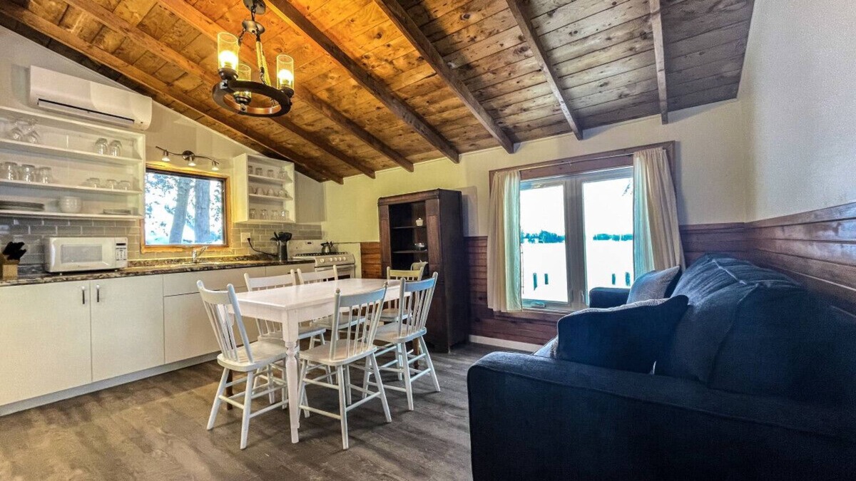 Bobcaygeon Cabin | Bobcaygeon Resort Cottage 3 MISSION sleeps 6