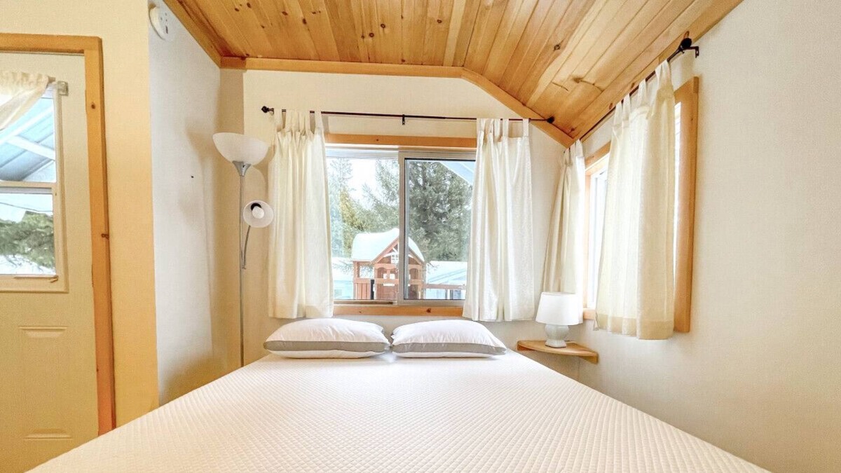 Bobcaygeon Cabin | Bobcaygeon Resort - Cottage #5 (Sleeps 4)