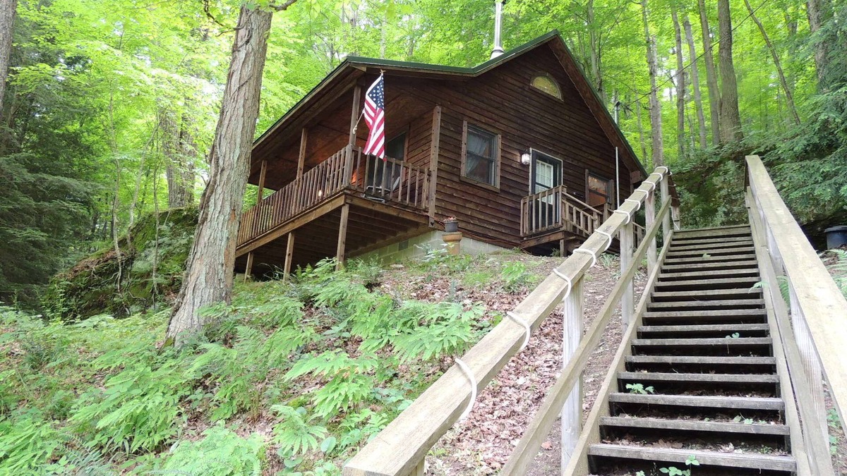 Logan Cabin | Boch Hollow Cabin surrounded by Hocking Hills Nature Preserve