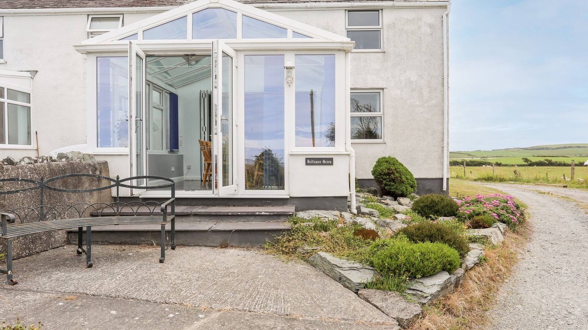 Holyhead Cottage | BODLASAN GROES COTTAGE, pet friendly, with a garden in Llanfachraeth