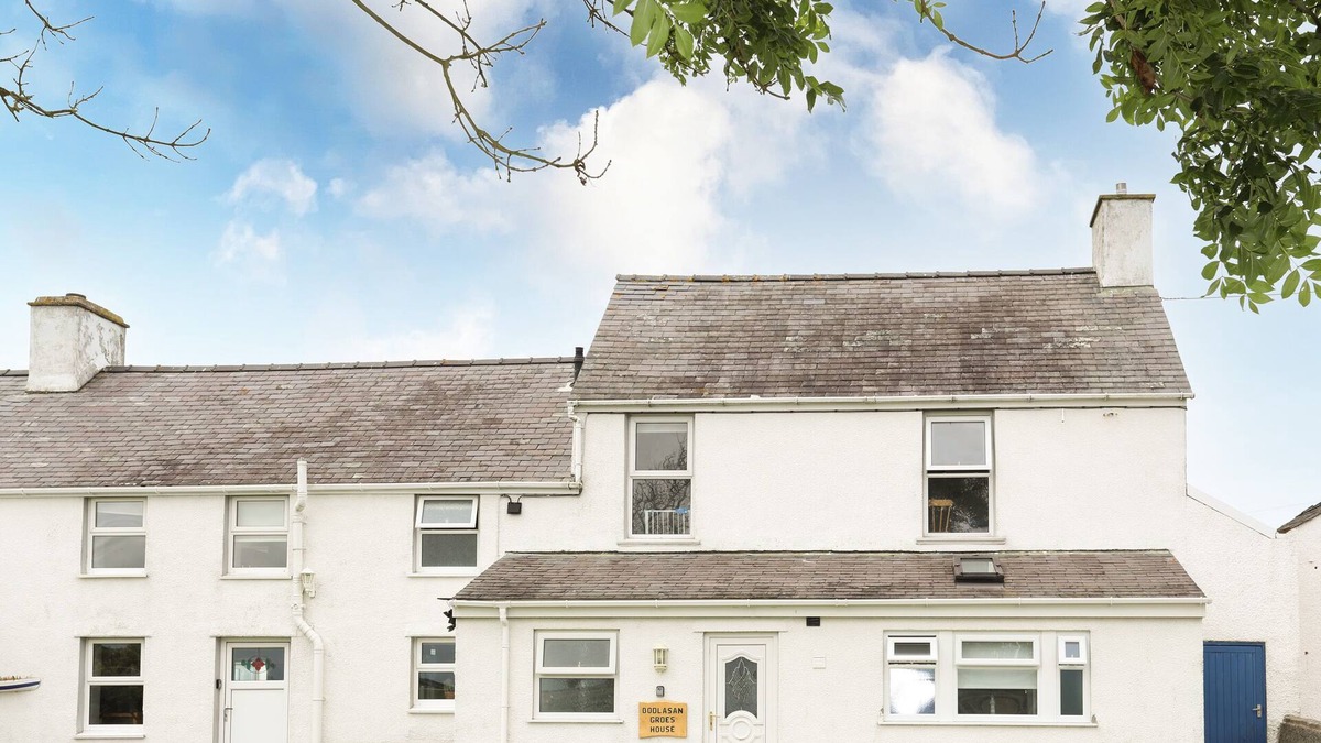Holyhead House | BODLASAN GROES HOUSE, pet friendly, with a garden in Llanfachraeth