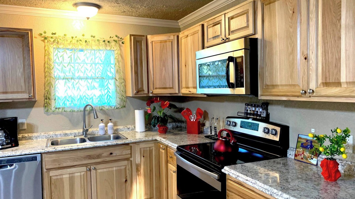 Magnolia House | Bohemian Cottage 8 guests, 5 beds, King Queen, Fast WiFi, RV Parking, Long Stay!
