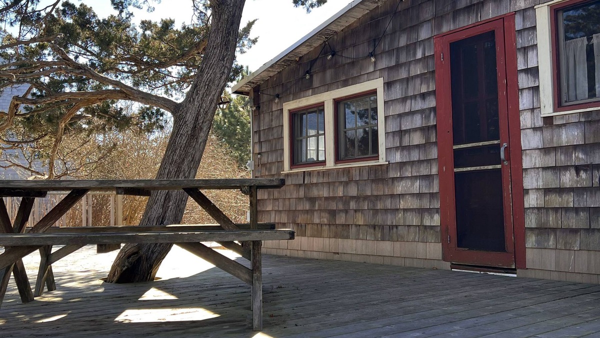 Lonelyville House | Bohemian Cottage - Steps from ocean and bay