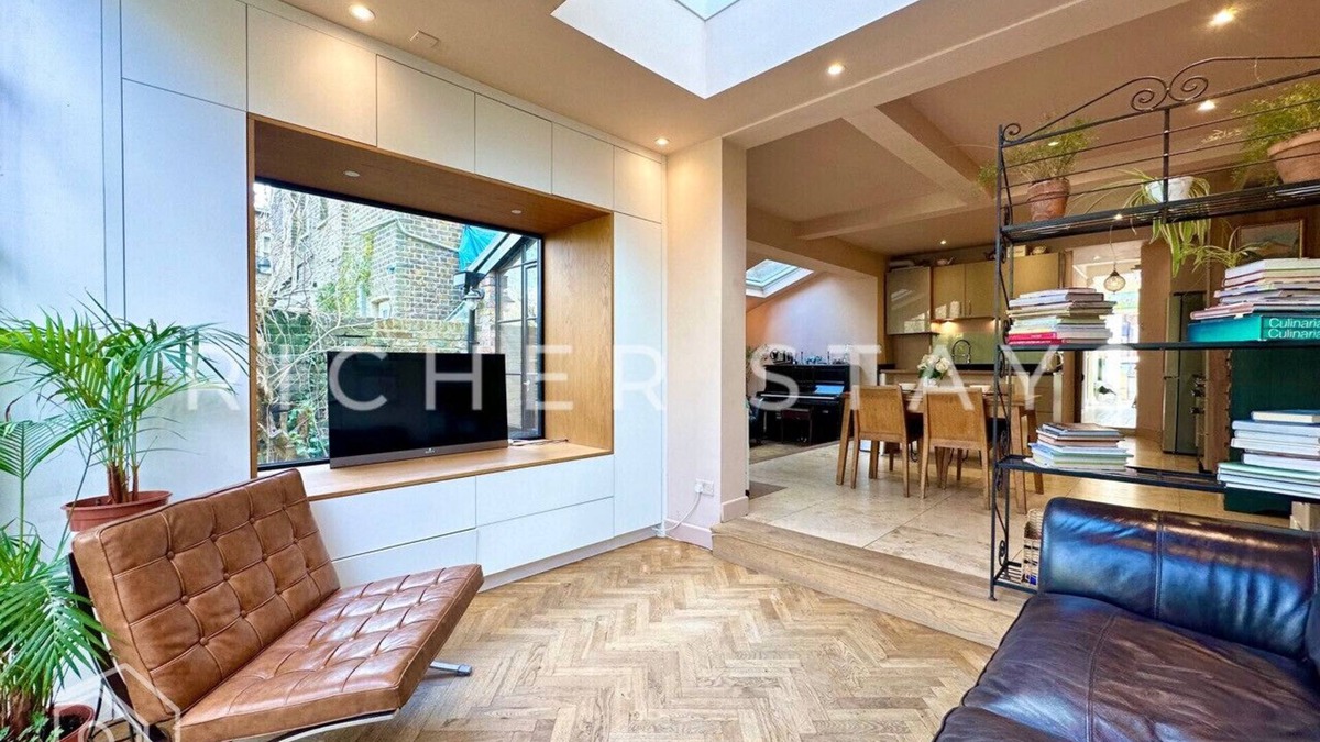 North Kensington Apartment | Bohemian Notting Hill Apt | Garden & Amenities