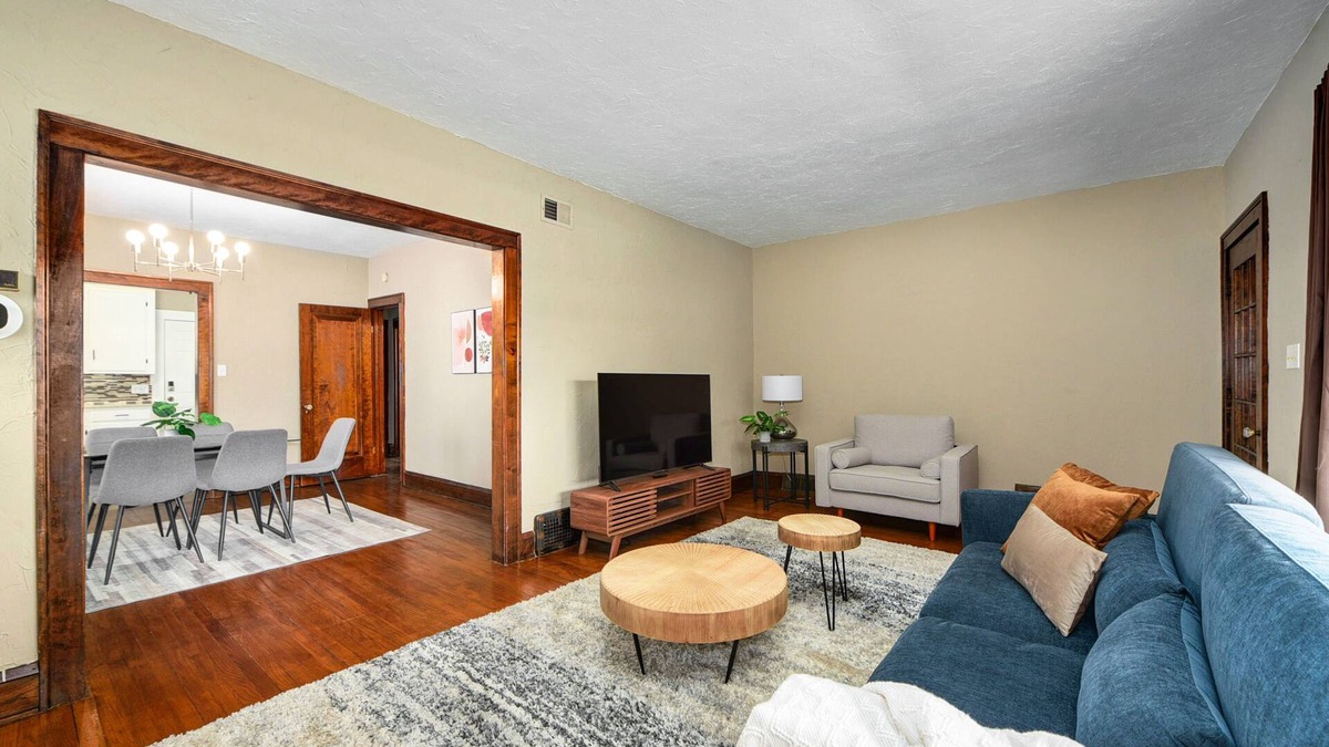 Cleveland Apartment | Bohemian Retreat ~ 15 min to Downtown~ 8 min to Cleveland Clinic