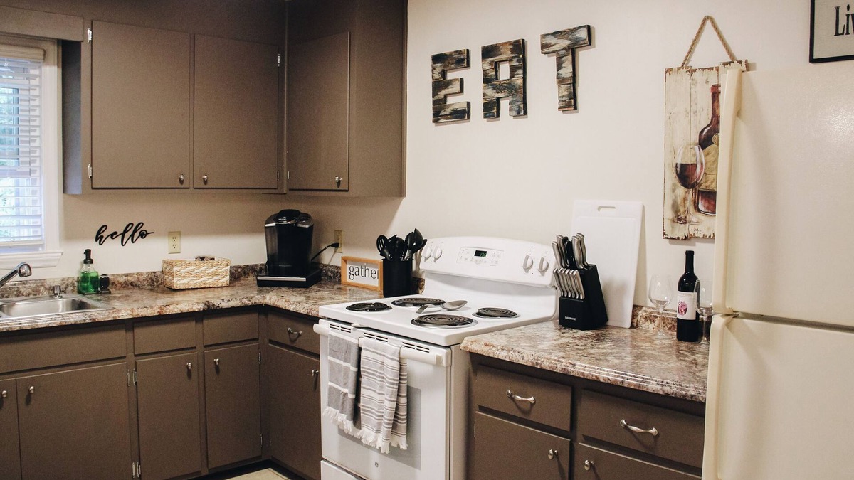 Floyd Apartment | Boho 2 bedroom in downtown Floyd, VA-Golden Maple