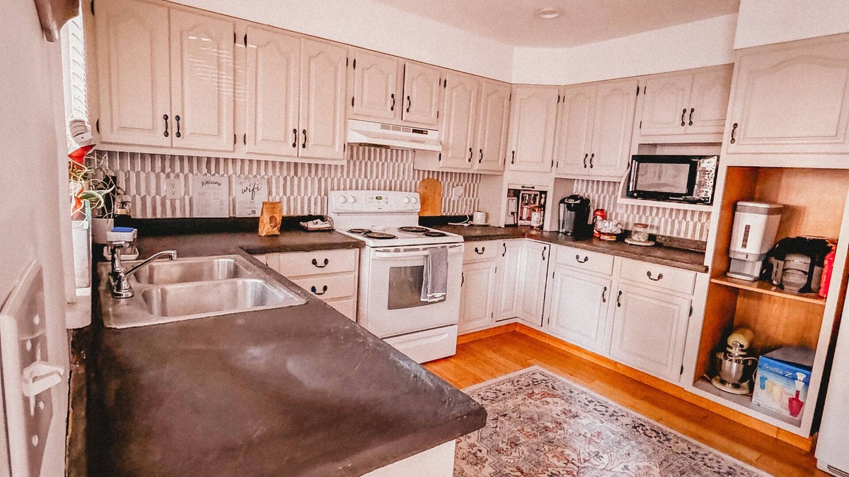 Oswego Apartment | Boho 3-bedroom apt with fully supplied kitchen, WiFi, AC - Oldest Home in Oswego