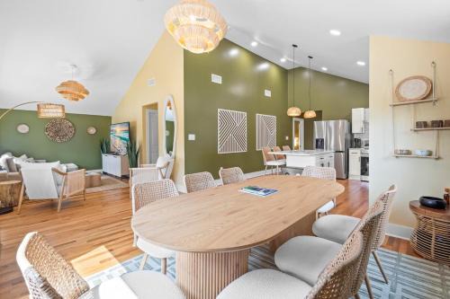 Downtown House | Boho 5BR Modern Villa w Hot Tub, Grill, Patio and Backyard