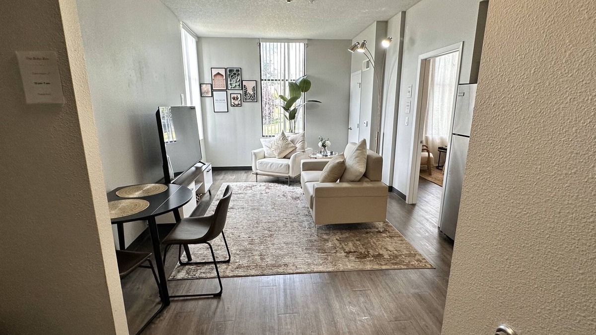 Downtown Des Moines Apartment | Boho Box- DT DSM Skyline view