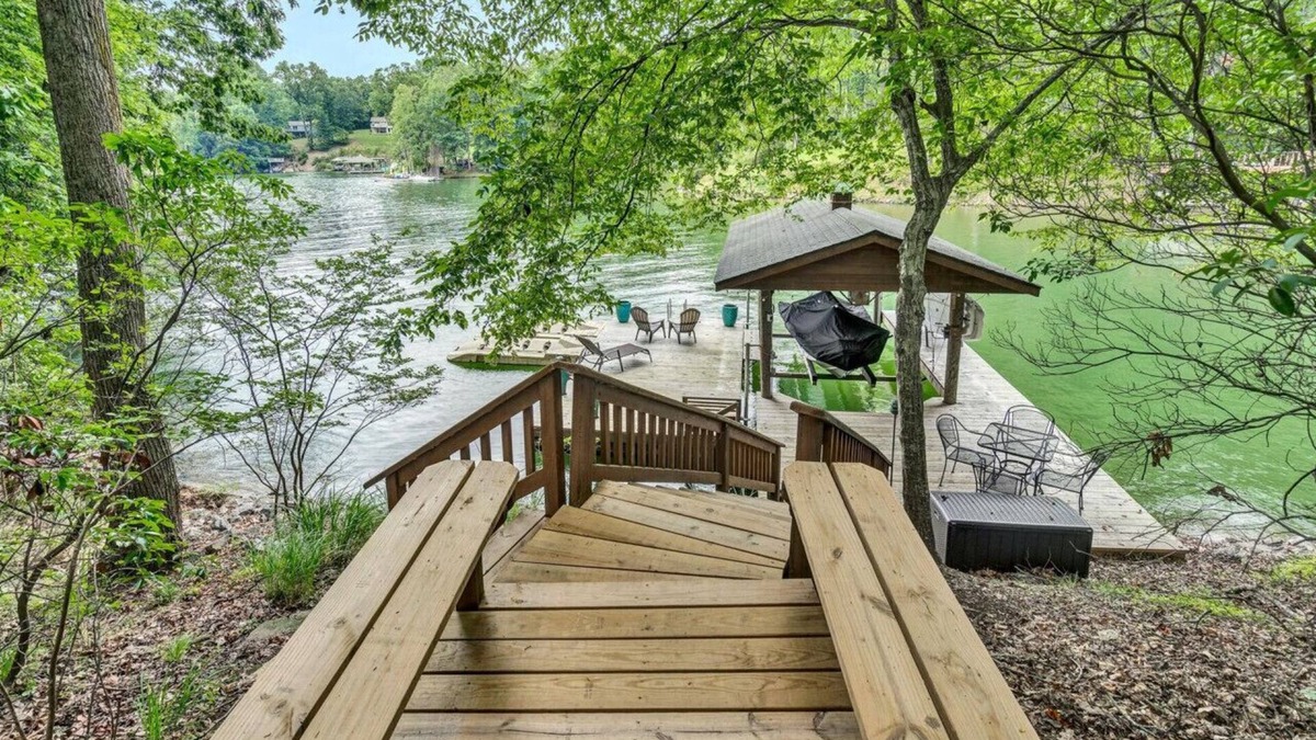 High Point House | Boho Bungalow- Chic cabin with great private deck , dock and fire pit