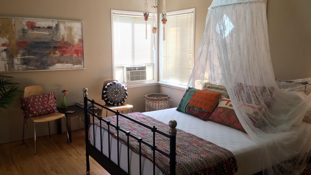 Burbank Apartment | Boho-Chic Retreat - Retro & Relaxing with Full Kitchen