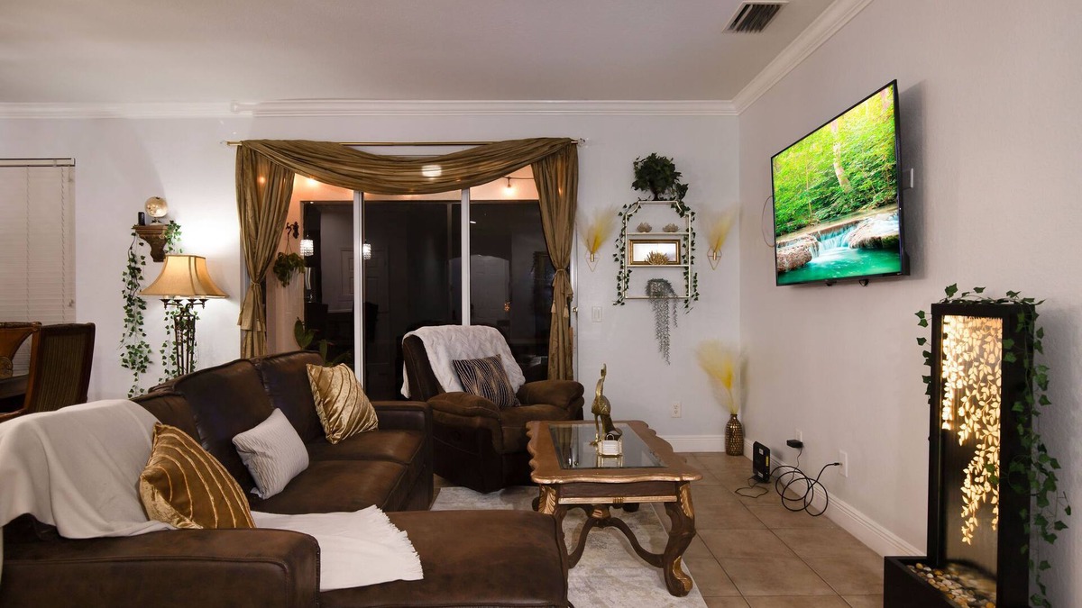 Westminister House | Boho Gator Lux 2 Ft. Myers