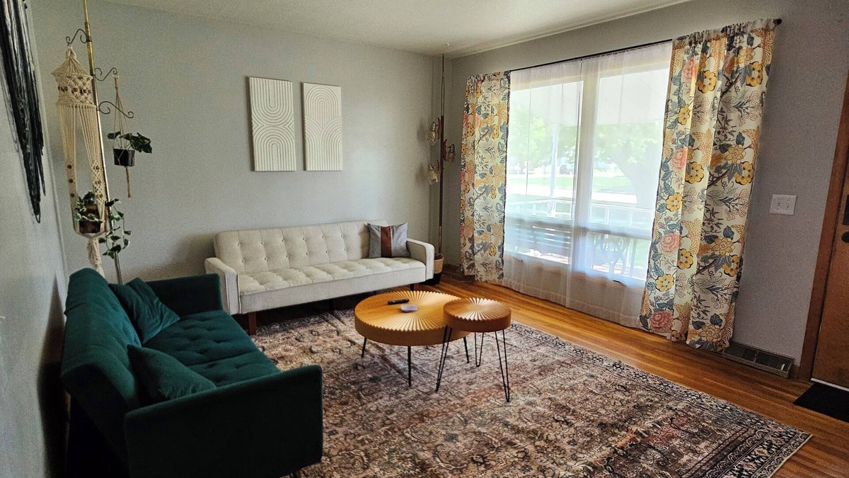 Climbing Hill House | Boho House- 4 bedrooms/2 bath - just outside of Sioux City, close to everything!