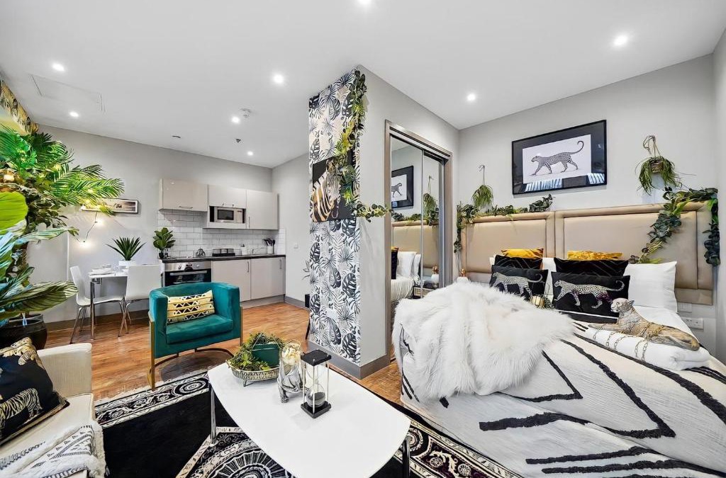 Maidstone Apartment | Boho Jungle - Luxury 1bed Apt- Long stay Discounts