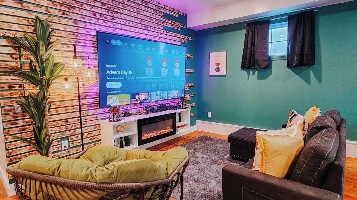 West Poplar Apartment | Boho Luxe/3 King Beds/Pool Table/85" TV