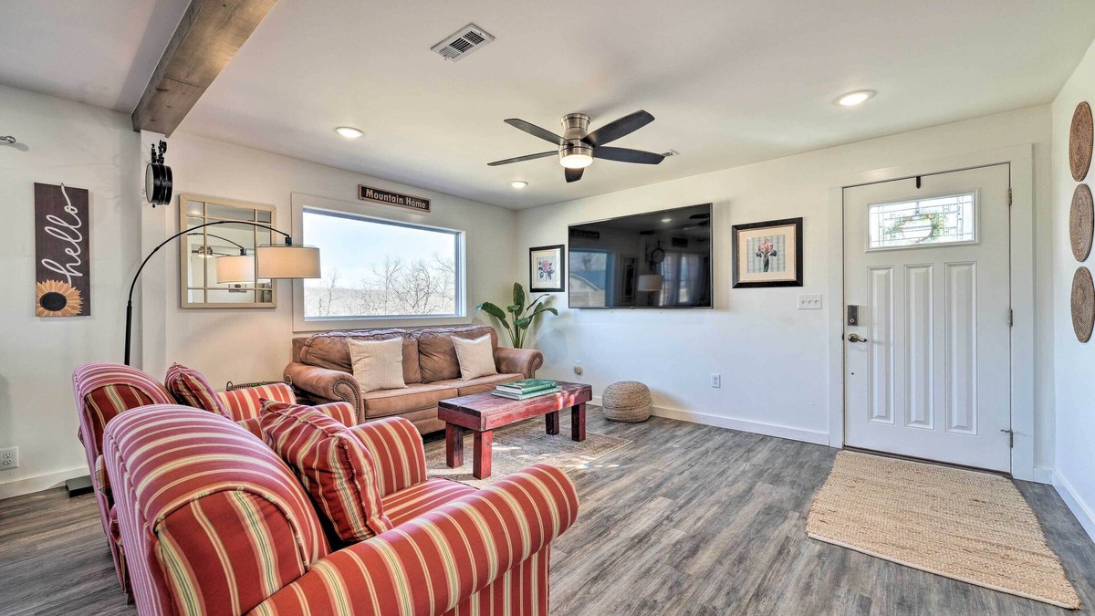 Mountain Home House | Boho Mountain Home Escape, Walk to Marina!
