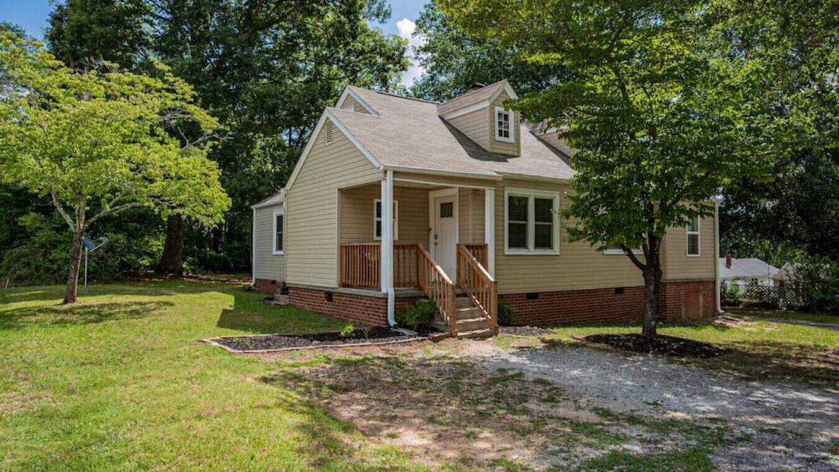 Easley House | Boho on B St- Monthly Rental 2min to DWT Easley