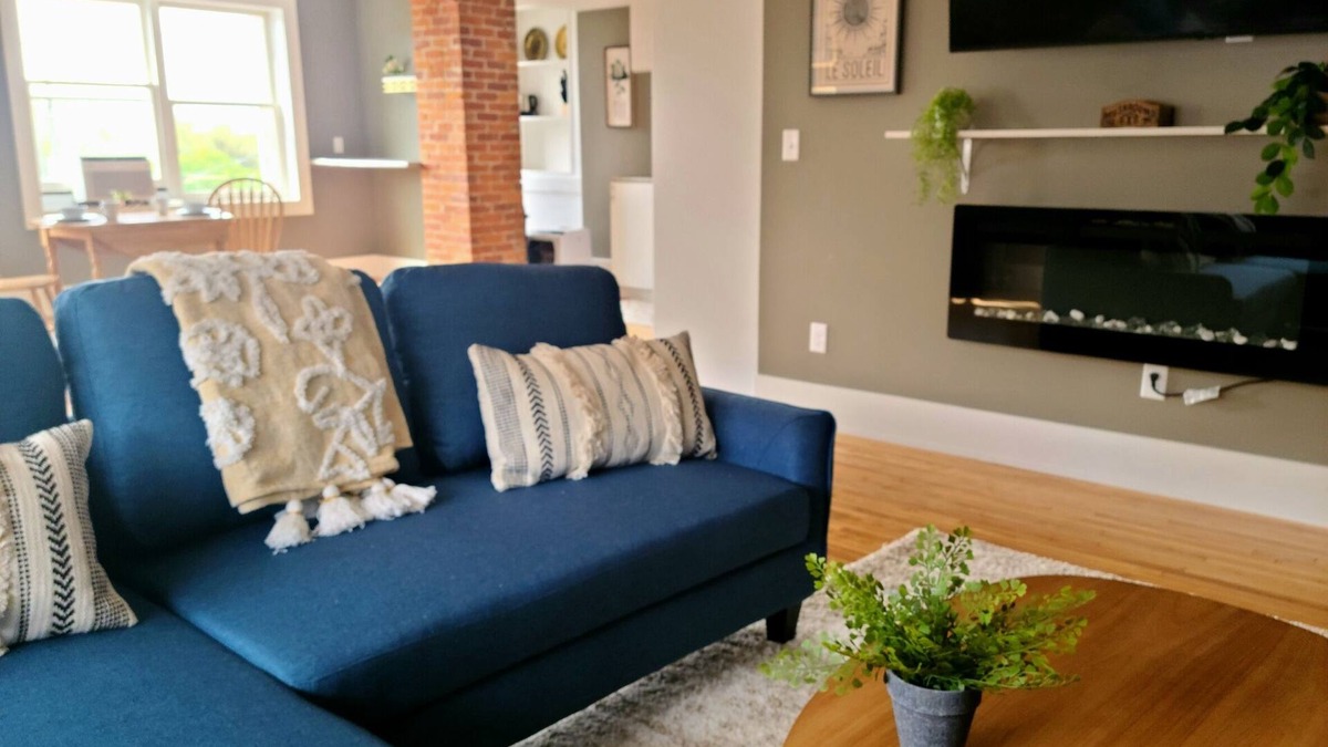 Spring Grove Apartment | BoHo on Main /Stylish in the Heartland, 1 bedroom King in Downtown