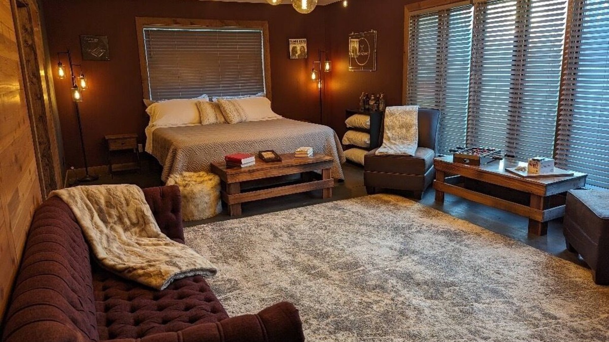 McFarland House | Boho & Rustic Getaway ~ King Bed ~ Close to Madison!