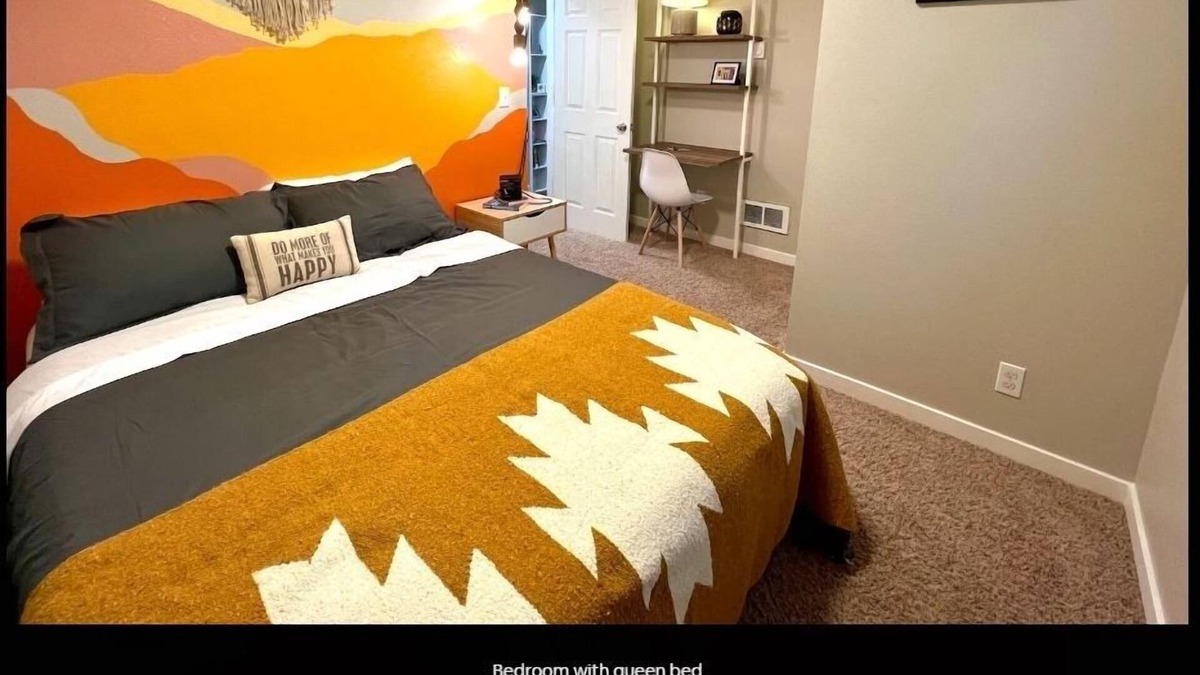 South End House | Boho Trails - 2 bed (1 BDRM) laundry&fenced yrd - close to great hikes