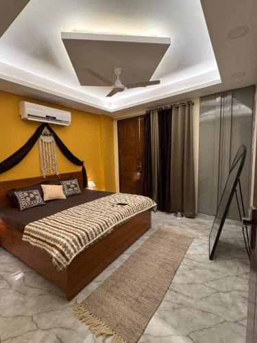 Sainik Farm Apartment | Boho Vibes Spacious Private Cozy space in Delhi