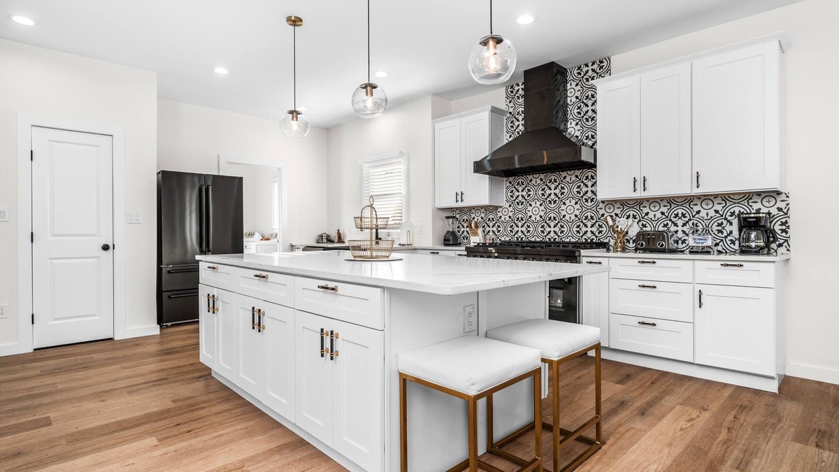 Eastside Promise Neighborhood Cottage | Bold Bright 4br/3.5full Baths Near Riverwalk Dtown