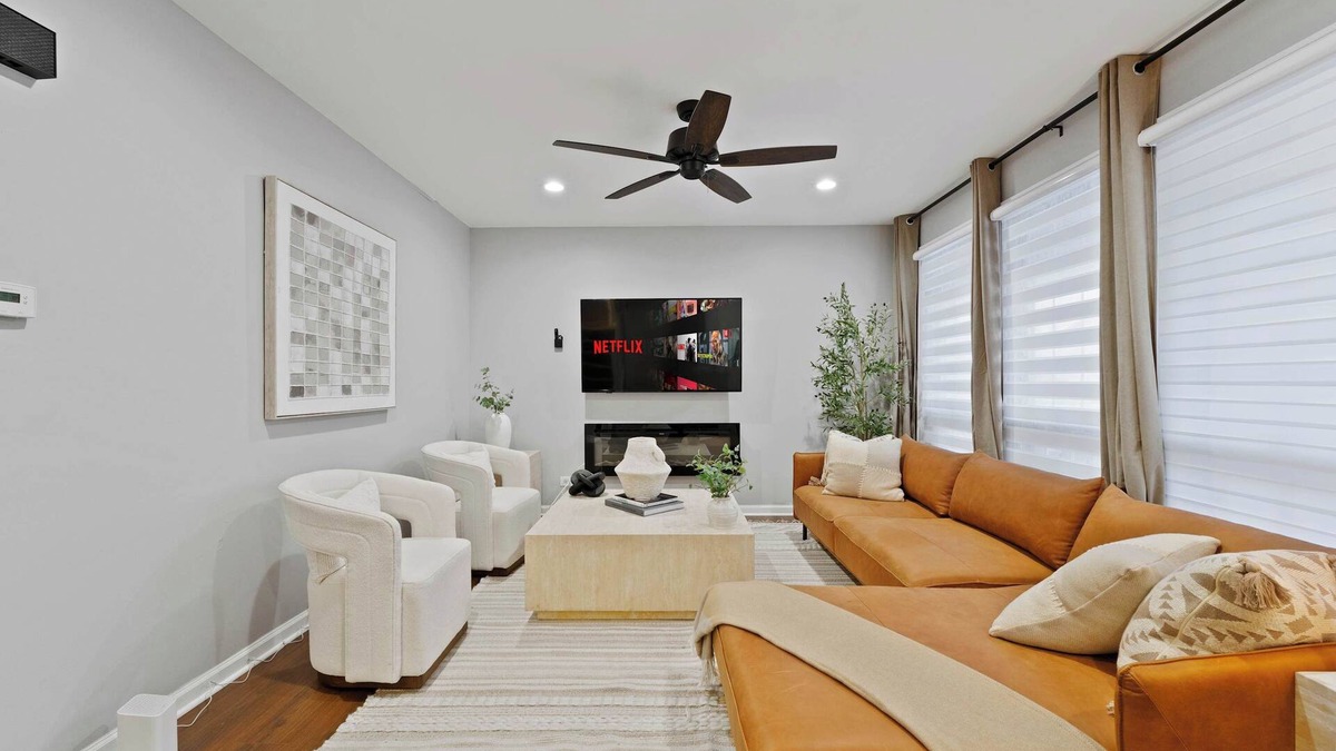 Bolingbrook House | Bolingbrook 4B 2ba Sleeps 8| LCP Collection