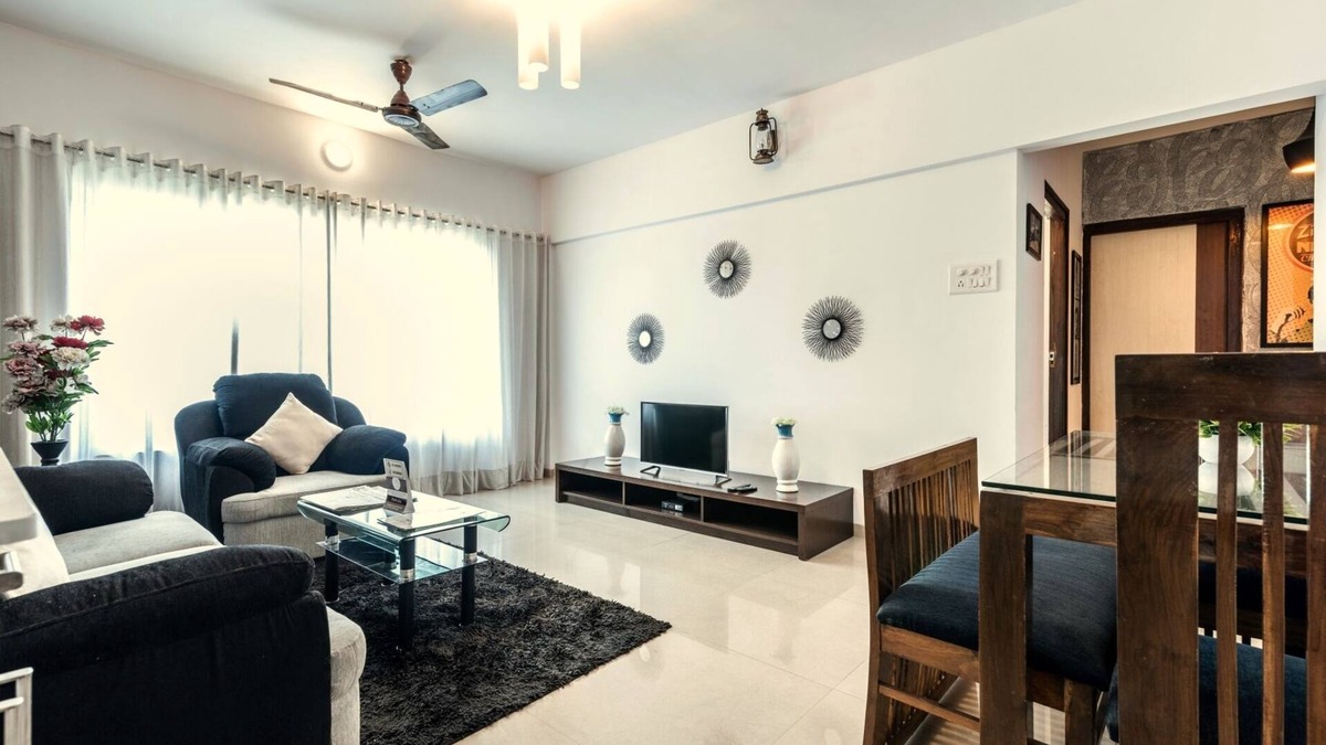 Kandivali East House | Bollywood-Inspired 3BHK with Kitchen in Kandivali