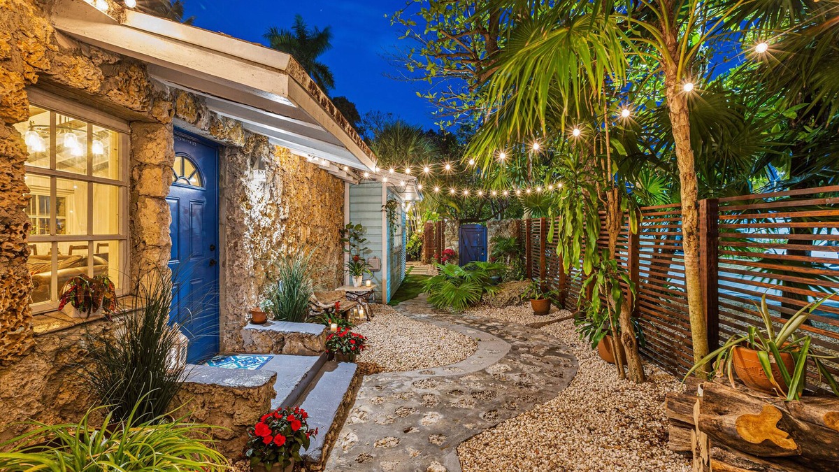 Coral Way Cabin | Bombadil's Inn - Historic Cottage & Garden Retreat