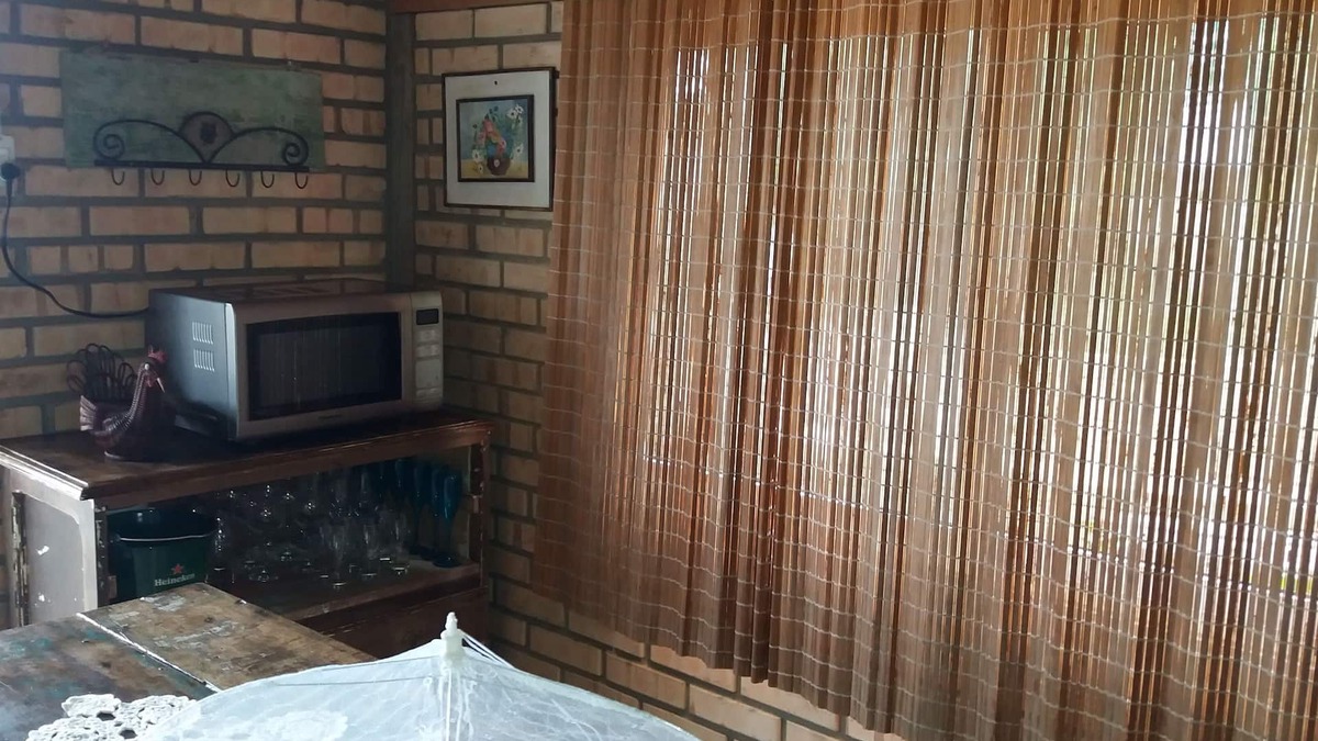 Zimbros House | Bombinhas, Zimbros Beach, Waterfront .Pe in the sand EVEN! DO NOT WASTE WATER.