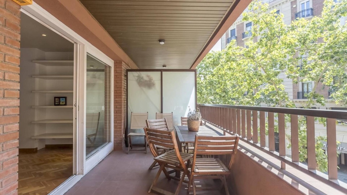 Les Tres Torres Apartment | Bonanova apt. with terrace, classic style Spacious