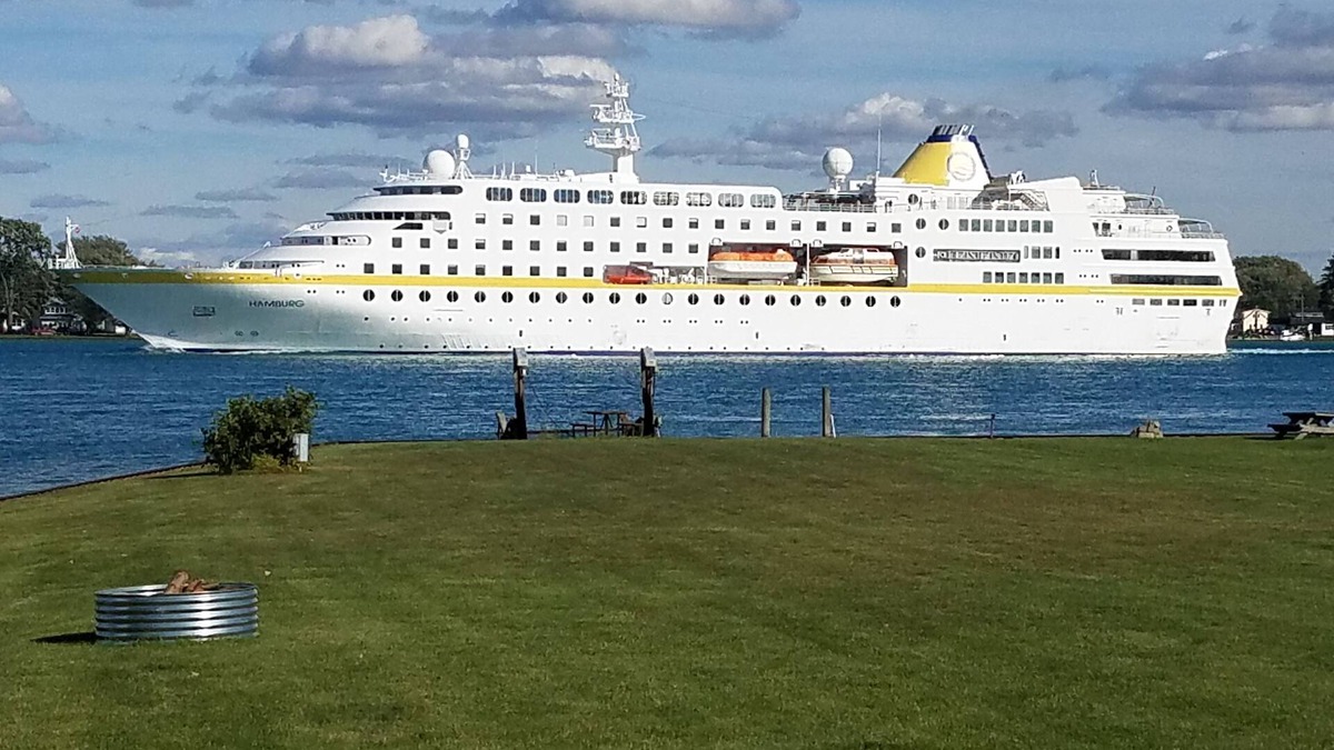Roberts Landing House | "Bonfire's , Hot tub and Freighters "
