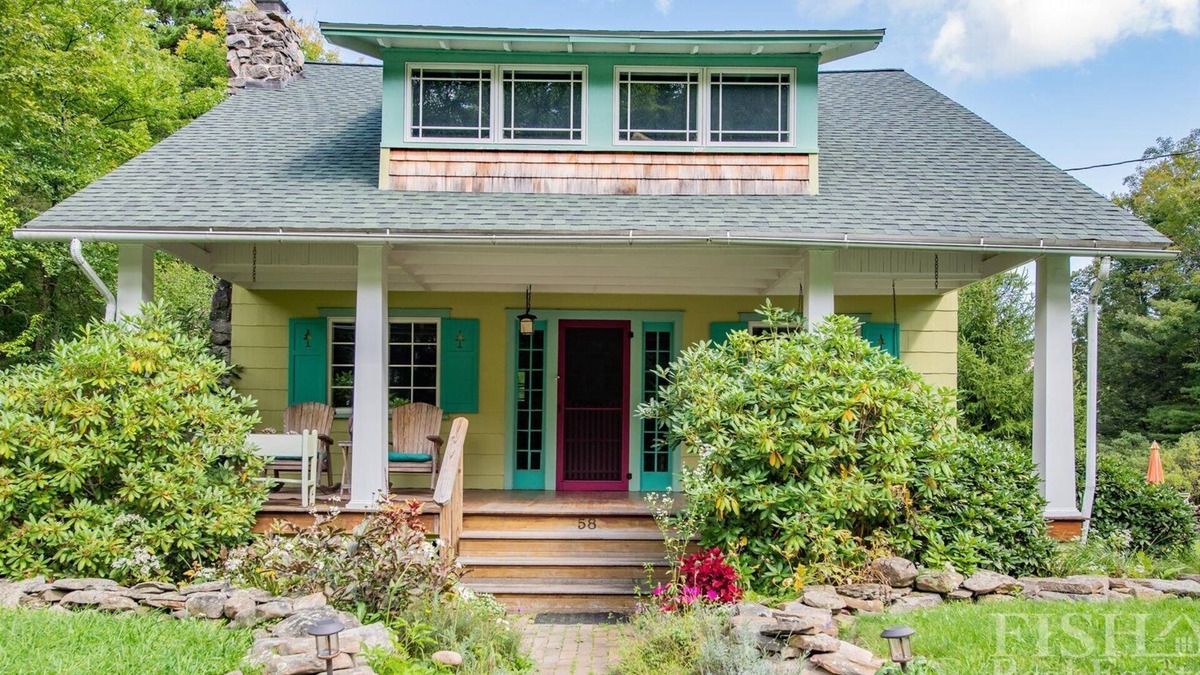 Eagles Mere Cottage | "Bonita's Bungalow" is a stone throw away from the center of town in Eagles Mere