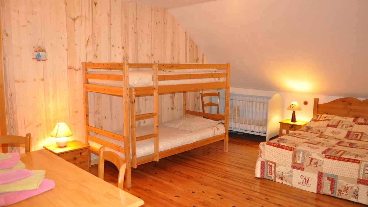 Queige House | Bonnecine barn with wolves