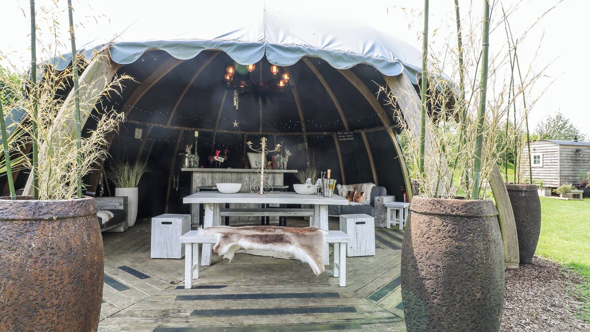 Redmile Cottage | BONNIE'S SHEPHERDS HUT, romantic, with hot tub in Redmile