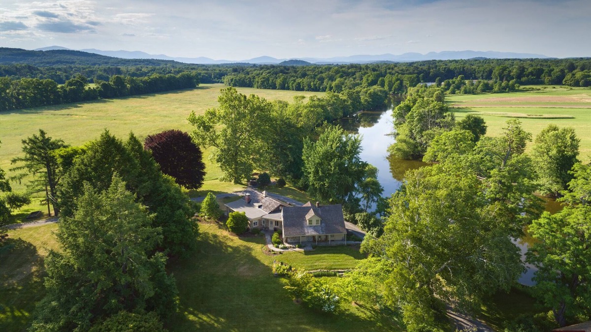New Paltz House | Bontecou Farm sited on a bluff overlooking the Wallkill River
