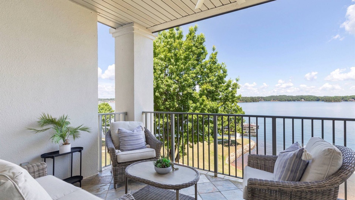 Dadeville Condo | BOOK 4 NIGHTS GET 2 FREE! 2 BR Lake Martin Condo w/Boat Slip!