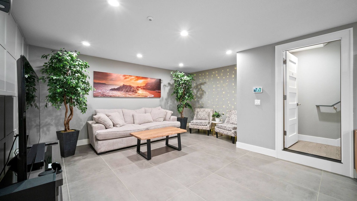 Parkrose Heights House | BOOK 7 NITES AND GET A DISCOUNT 2 BEDROOM PRIVATE UNIT