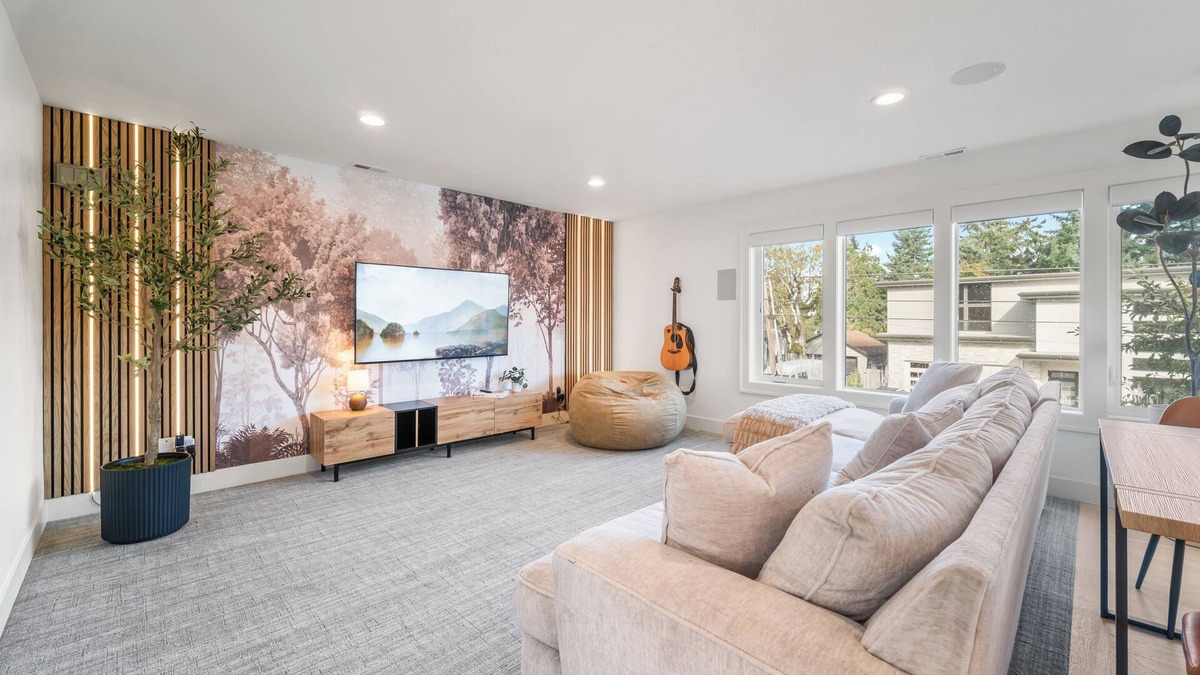 Parkrose Heights House | BOOK 7 NITES AND GET A DISCOUNT 1 BEDROOM PRIVATE SUITE