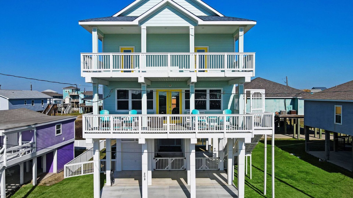 Surfside Beach House | Book any 3+ Night stay Get 2 Free Golf Carts Beach Luxury at an Affordable Rates
