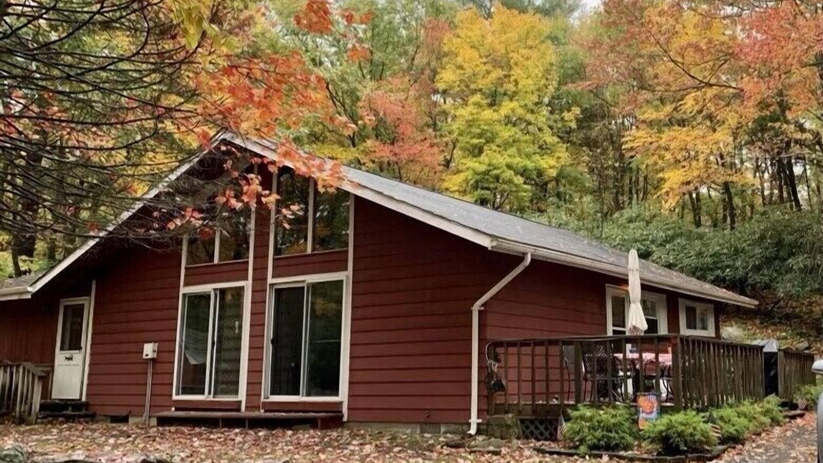 Lake Harmony Estates Cabin | Book for Fall and Winter! Great rates! Family and dog friendly!