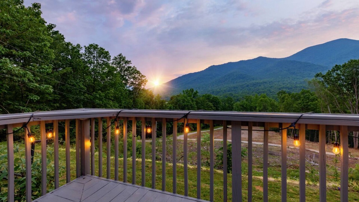Roseland House | Book for Fall! Nelson 151, MTN views!
