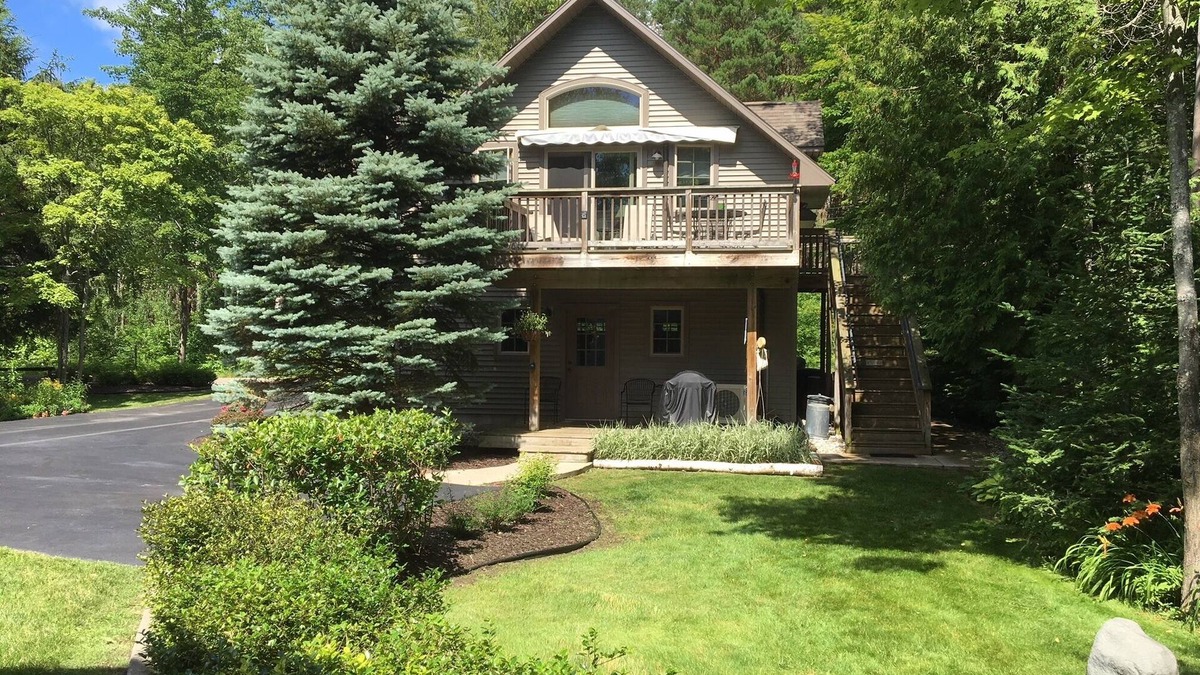 Lake Leelanau House | Book now for a relaxing fantastic, waterfront getaway for 2.