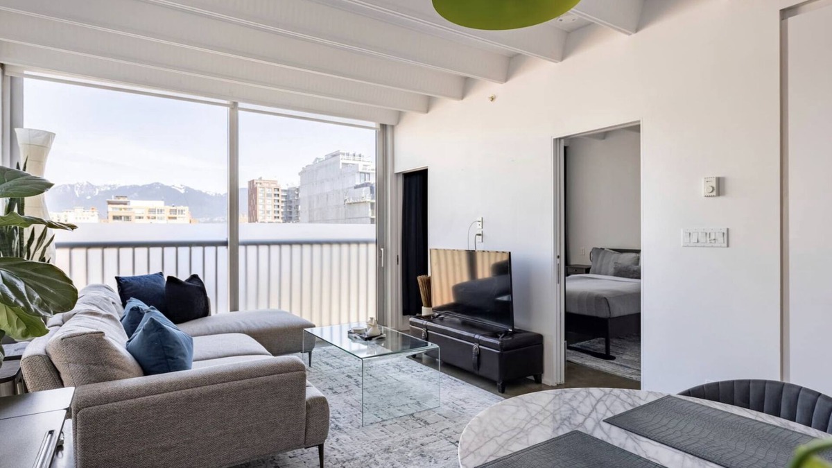 Chinatown Apartment | Book now! Modern & Cozy 1BR w/AC | Chinatown-Rogers Arena-Seawall